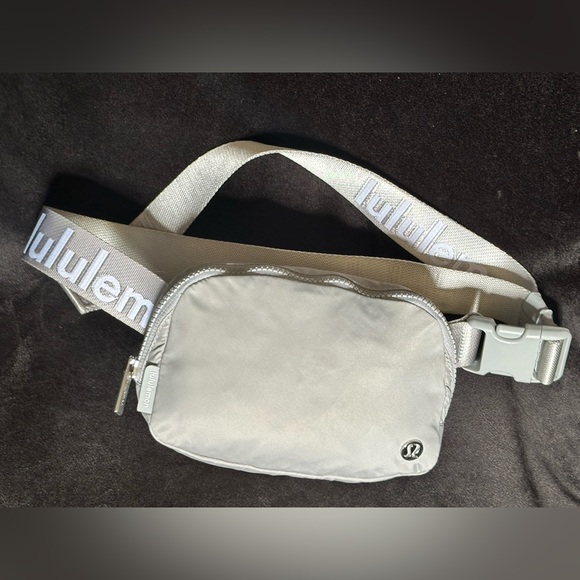 lululemon Everywhere Belt Bag Crossbody Extended Strap color Silver/Gray - Picture 3 of 16